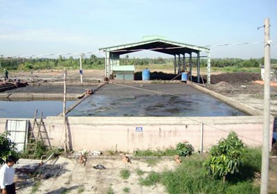 Waste being recycled to make organic fertilizer in Hoa Binh waste treatment plant in Binh Chanh District (Photo: SGGP)